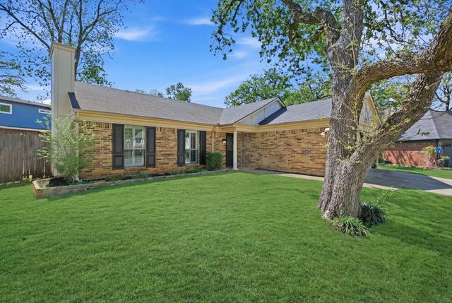 404 Knoll Wood Court, Euless, TX 76039