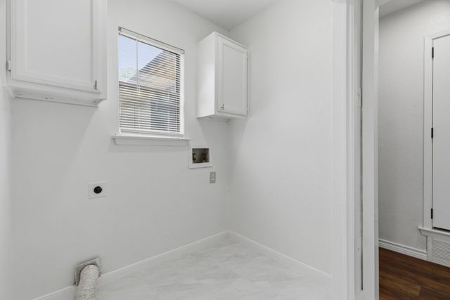 404 Knoll Wood Court, Euless, TX 76039