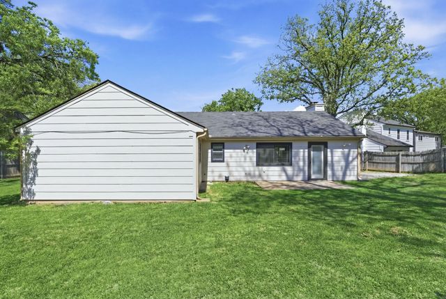 404 Knoll Wood Court, Euless, TX 76039