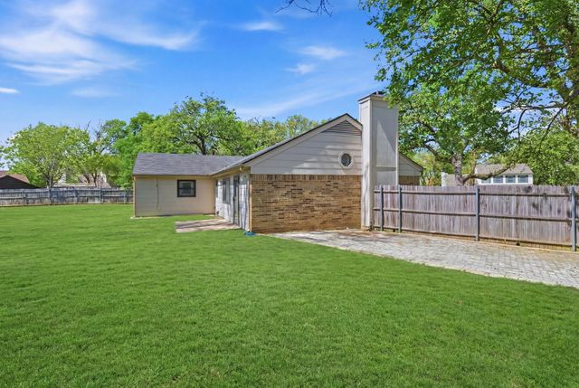 404 Knoll Wood Court, Euless, TX 76039