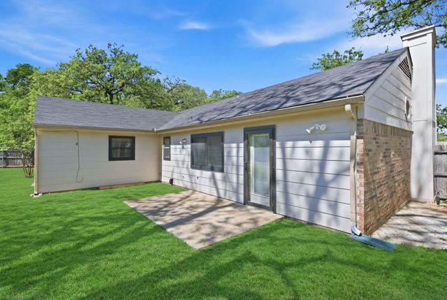 404 Knoll Wood Court, Euless, TX 76039