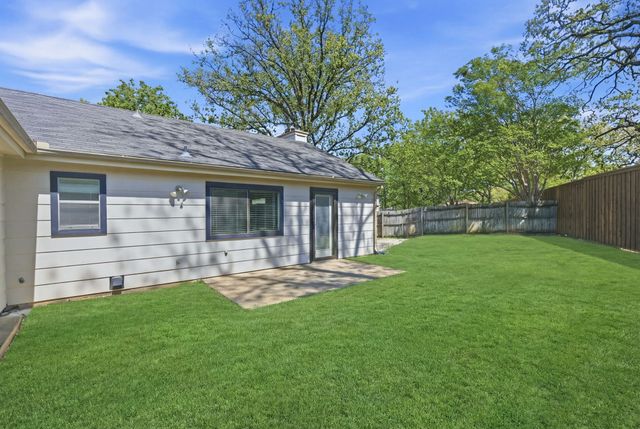 404 Knoll Wood Court, Euless, TX 76039