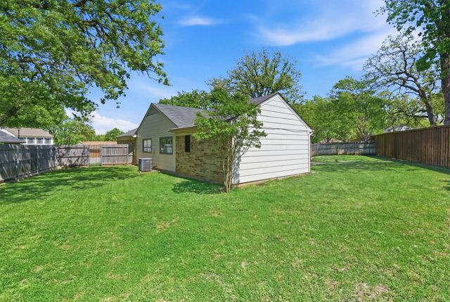 404 Knoll Wood Court, Euless, TX 76039