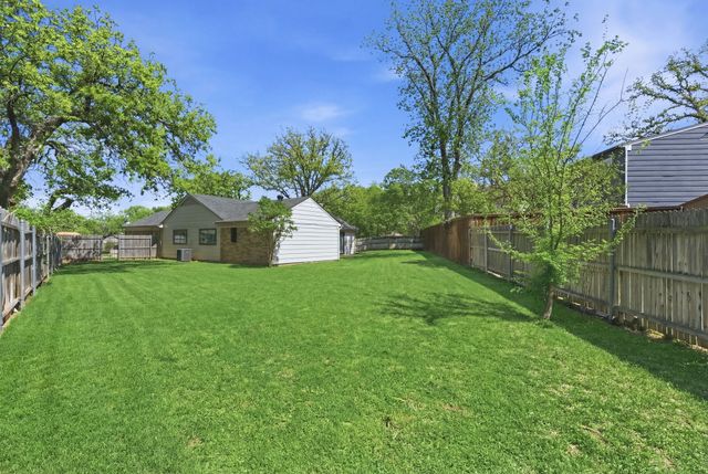 404 Knoll Wood Court, Euless, TX 76039