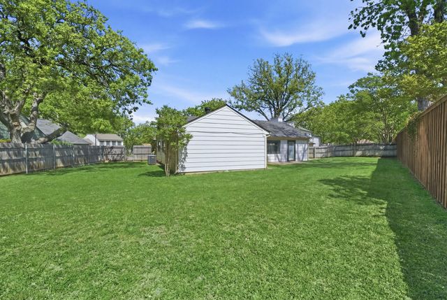 404 Knoll Wood Court, Euless, TX 76039