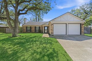 404 Knoll Wood Court, Euless, TX 76039