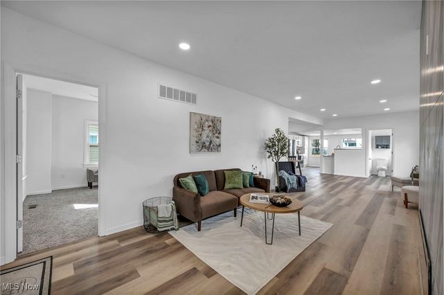 828 Nela View Road, Cleveland Heights, OH 44112