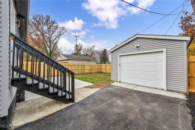 828 Nela View Road, Cleveland Heights, OH 44112