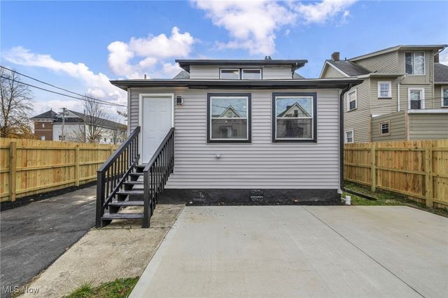 828 Nela View Road, Cleveland Heights, OH 44112