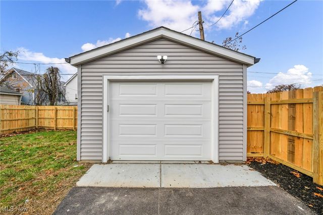 828 Nela View Road, Cleveland Heights, OH 44112