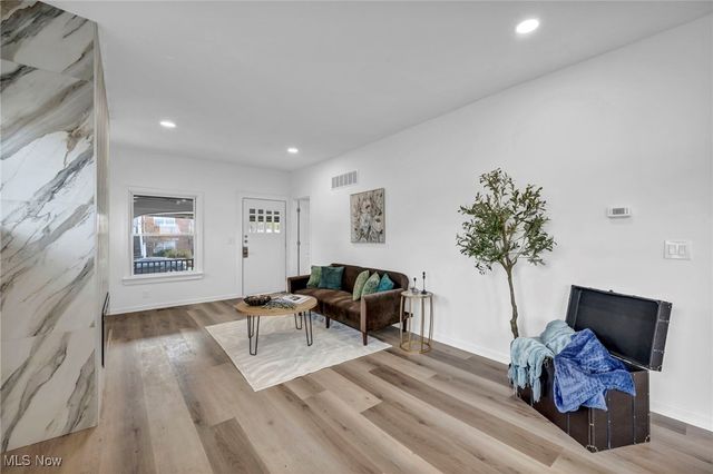 828 Nela View Road, Cleveland Heights, OH 44112