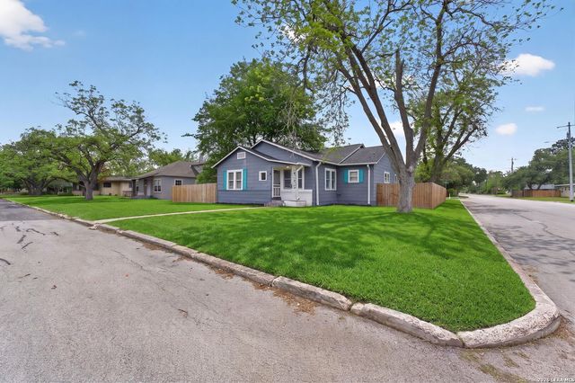 703 E KREZDORN ST, Seguin, TX 78155