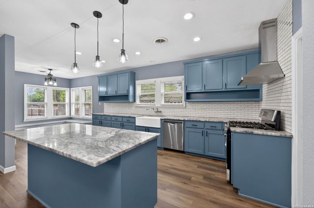 703 E KREZDORN ST, Seguin, TX 78155