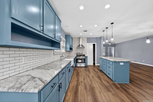 703 E KREZDORN ST, Seguin, TX 78155