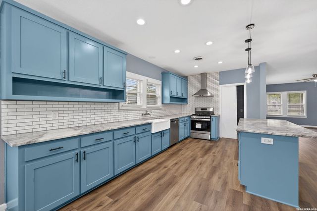 703 E KREZDORN ST, Seguin, TX 78155