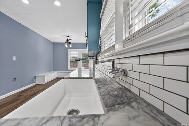 703 E KREZDORN ST, Seguin, TX 78155