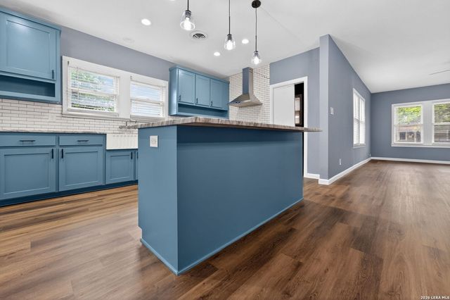 703 E KREZDORN ST, Seguin, TX 78155