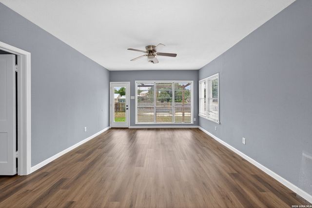 703 E KREZDORN ST, Seguin, TX 78155