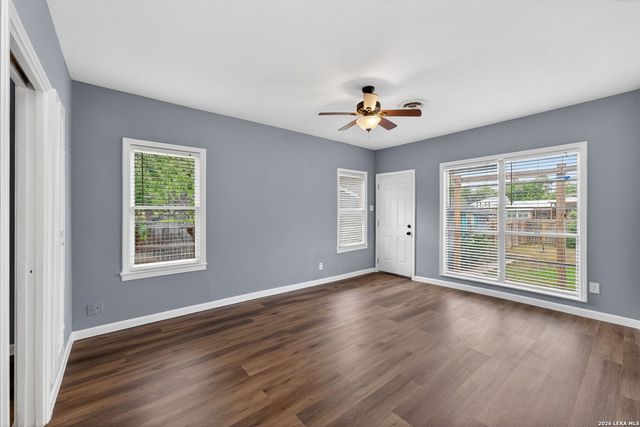 703 E KREZDORN ST, Seguin, TX 78155