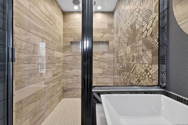 703 E KREZDORN ST, Seguin, TX 78155