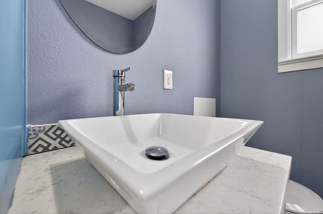 703 E KREZDORN ST, Seguin, TX 78155