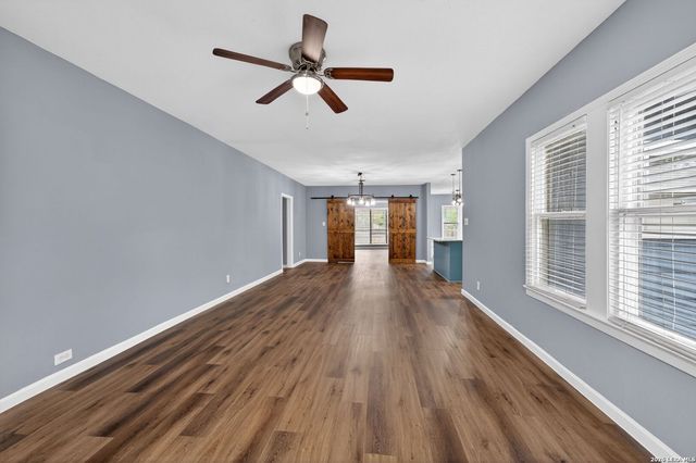 703 E KREZDORN ST, Seguin, TX 78155