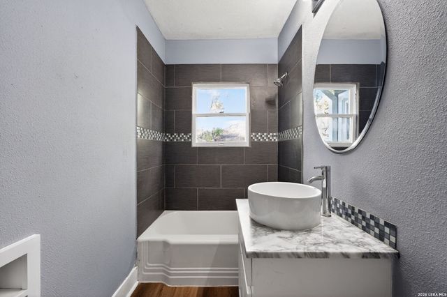 703 E KREZDORN ST, Seguin, TX 78155