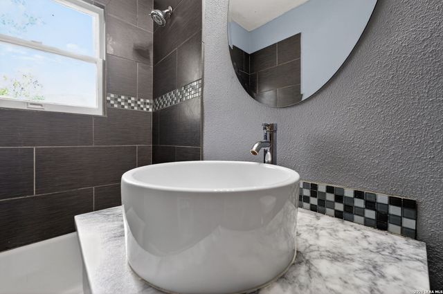 703 E KREZDORN ST, Seguin, TX 78155