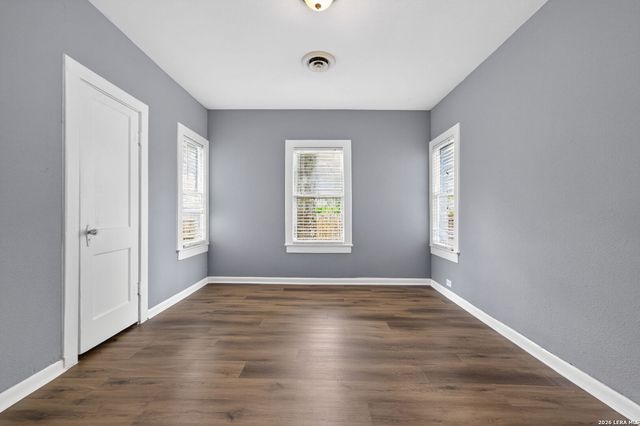 703 E KREZDORN ST, Seguin, TX 78155