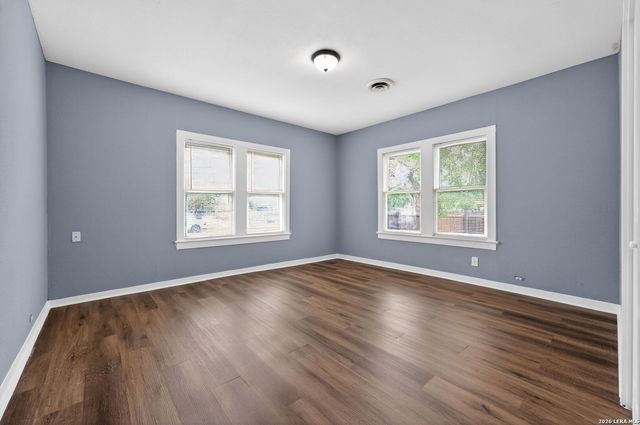 703 E KREZDORN ST, Seguin, TX 78155