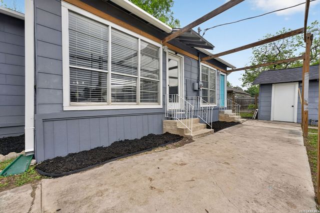 703 E KREZDORN ST, Seguin, TX 78155