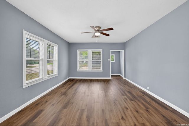 703 E KREZDORN ST, Seguin, TX 78155