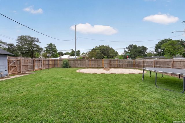 703 E KREZDORN ST, Seguin, TX 78155