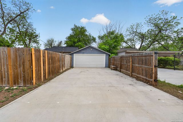 703 E KREZDORN ST, Seguin, TX 78155