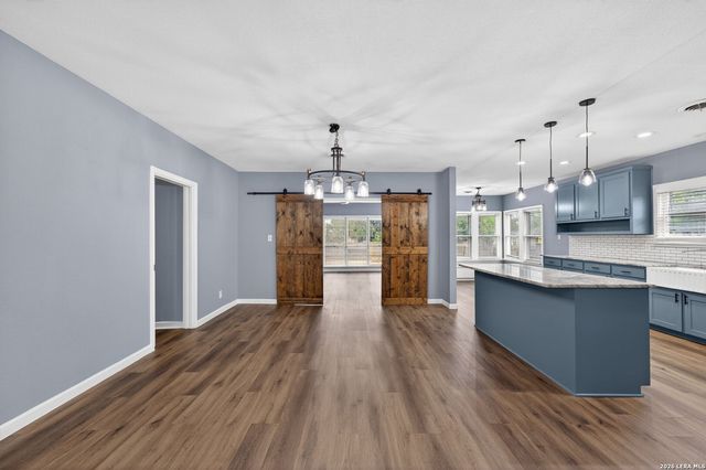 703 E KREZDORN ST, Seguin, TX 78155