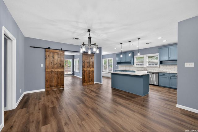 703 E KREZDORN ST, Seguin, TX 78155