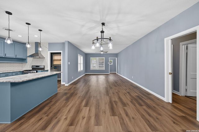 703 E KREZDORN ST, Seguin, TX 78155