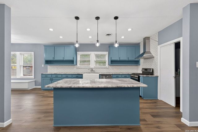 703 E KREZDORN ST, Seguin, TX 78155