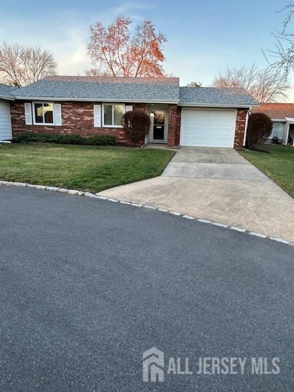 180-B Mimosa Plaza B, Monroe, NJ 08831