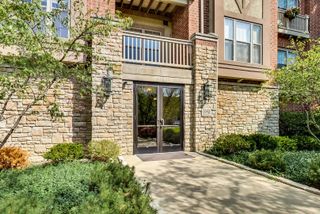 1950 Farnsworth Lane 202, Northbrook, IL 60062