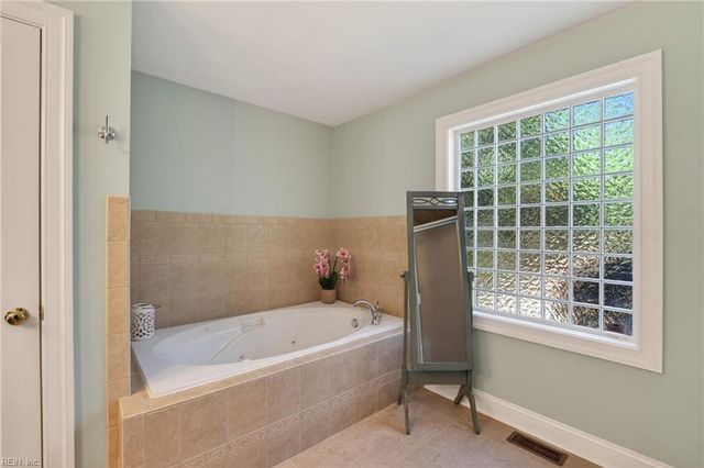 7305 Appletree LN, Norfolk, VA 23505