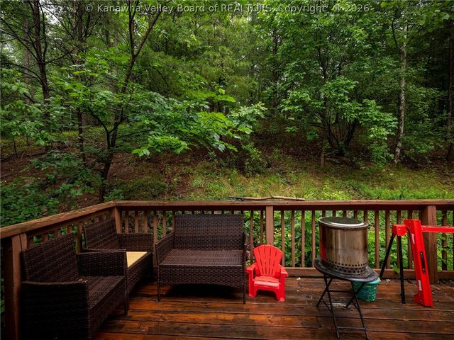 5 Lake Lane, Nitro, WV 25143