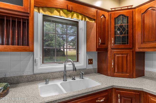 9104 Linn Station Rd, Louisville, KY 40222