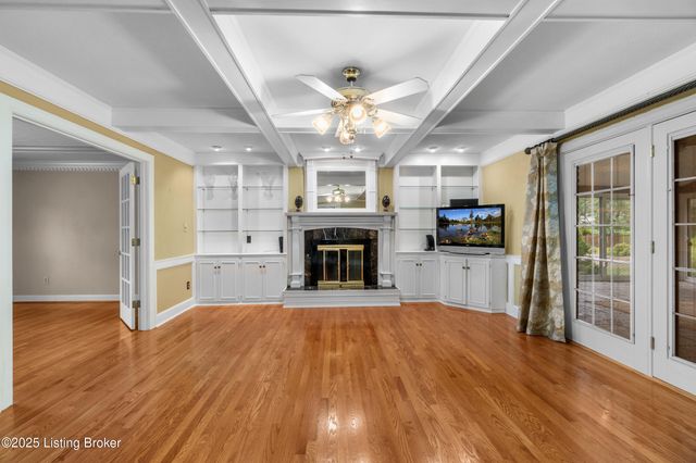 9104 Linn Station Rd, Louisville, KY 40222