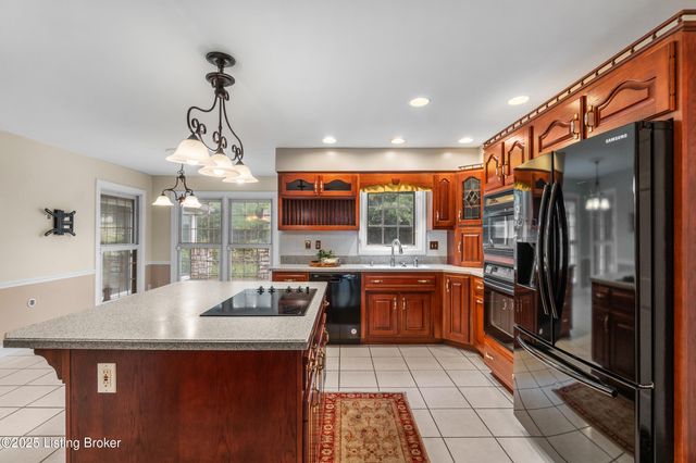 9104 Linn Station Rd, Louisville, KY 40222