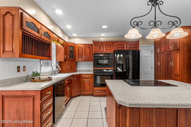 9104 Linn Station Rd, Louisville, KY 40222