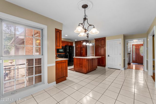 9104 Linn Station Rd, Louisville, KY 40222