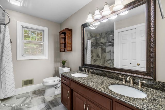 9104 Linn Station Rd, Louisville, KY 40222