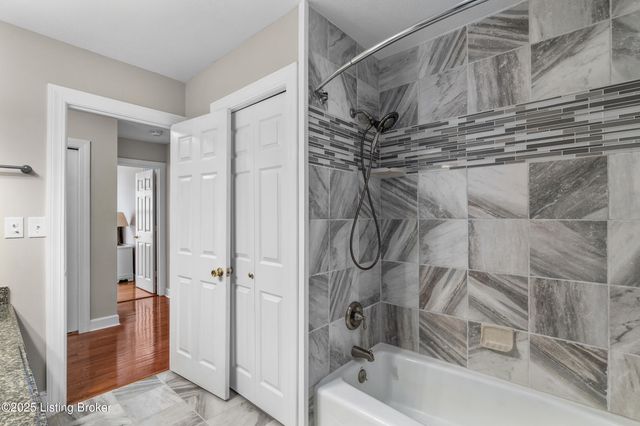 9104 Linn Station Rd, Louisville, KY 40222