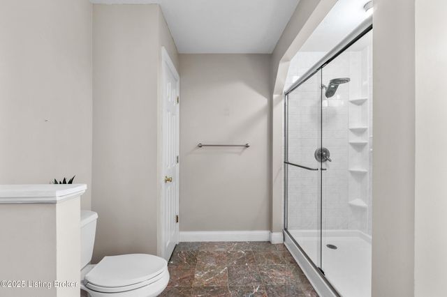 9104 Linn Station Rd, Louisville, KY 40222